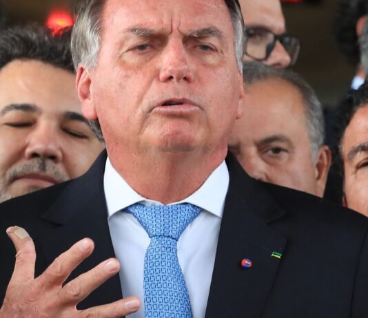 Termina cirurgia de Bolsonaro para bloquear nervo diafragma