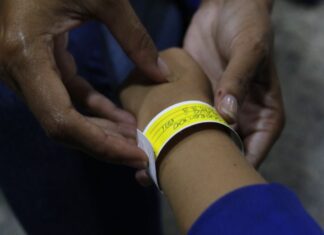 Ação no Rio distribui pulseiras para evitar perda de crianças