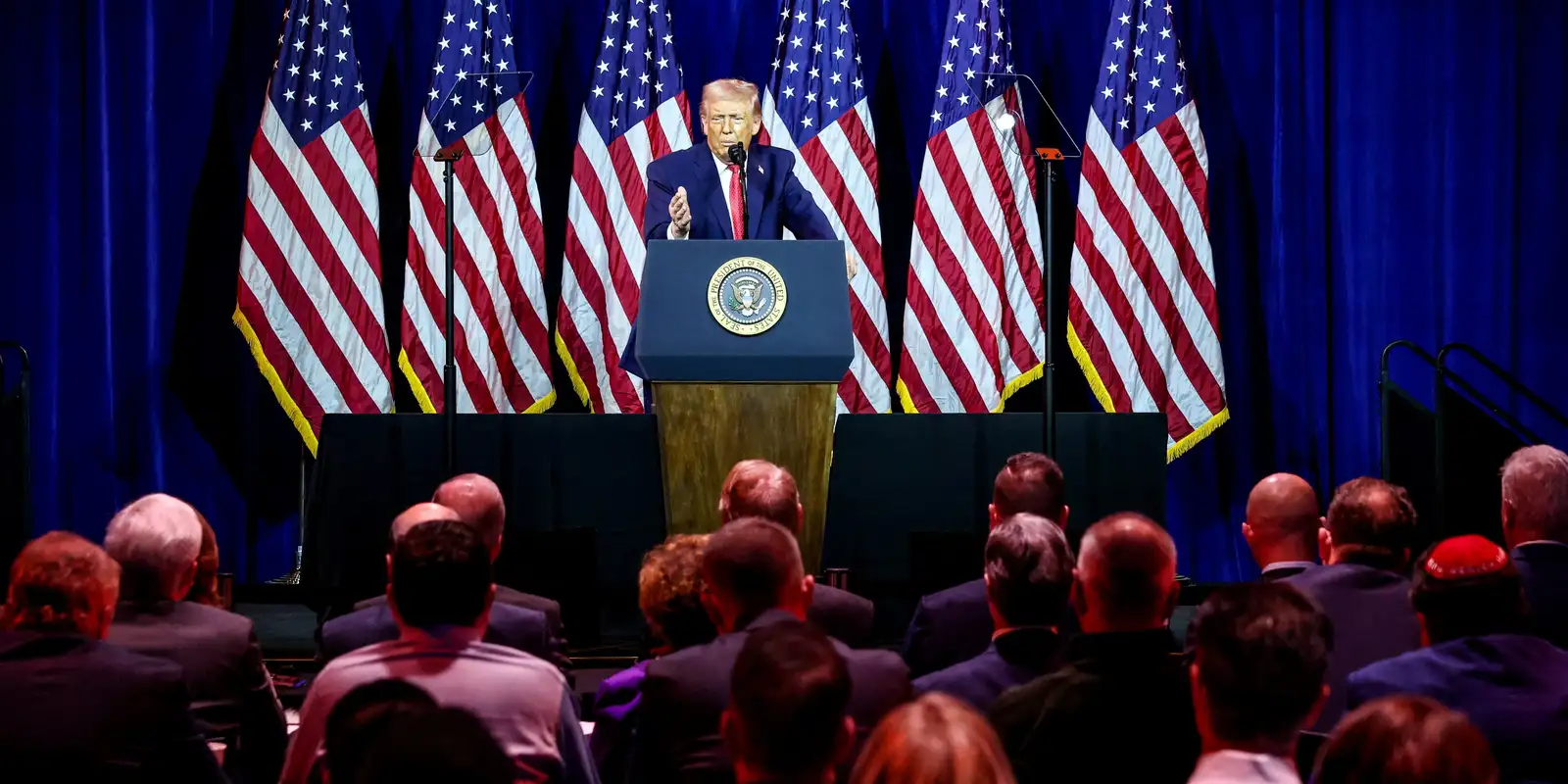 Após ameaçar Groenlândia, Trump menospreza peso de europeus na Otan Após ameaçar Groenlândia, Trump menospreza peso de europeus na Otan
