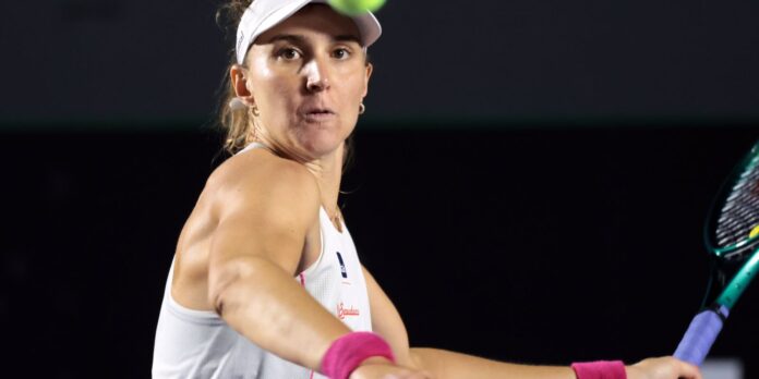 Bia Haddad cai na estreia e dupla de Stefani avança Bia Haddad cai na estreia e dupla de Stefani avança no WTA de Adelaide