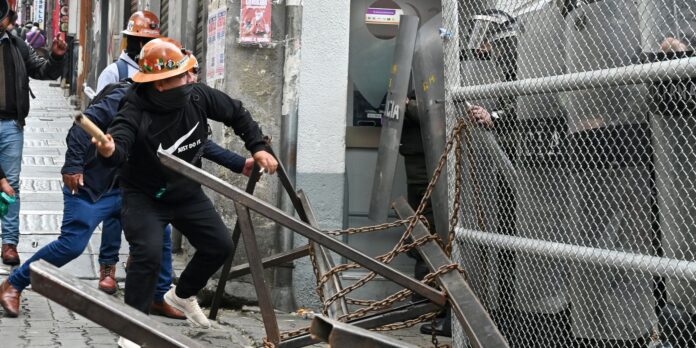 Bolívia: protestos desafiam governo após aumento de combustíveis
