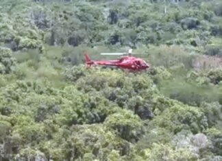 Helicóptero com três pessoas cai em Guaratiba Helicóptero com três pessoas cai em Guaratiba