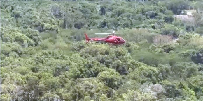 Helicóptero com três pessoas cai em Guaratiba