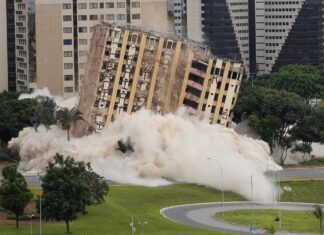Implosão Derruba Hotel De Luxo Abandonado Implosão Derruba Hotel De Luxo Abandonado