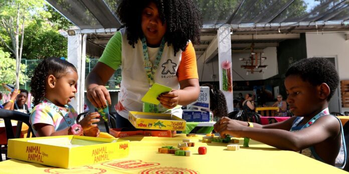 Jogos de mesa ganham espaço e estimulam o desenvolvimento