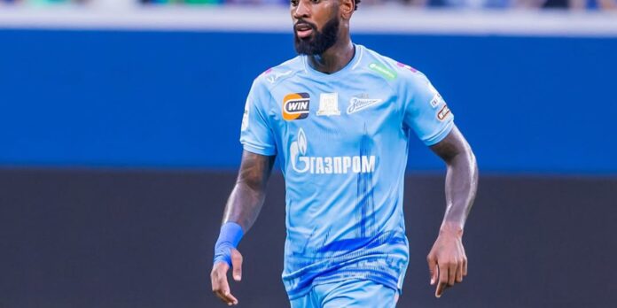 Meia Gerson desembarca em BH para assinar contrato com o Cruzeiro