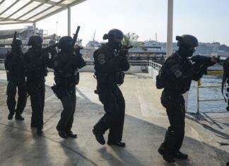 Polícias fazem operação contra o Comando Vermelho no Rio Polícias fazem operação contra o Comando Vermelho no Rio