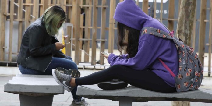 Reino Unido estuda proibição de redes sociais para crianças
