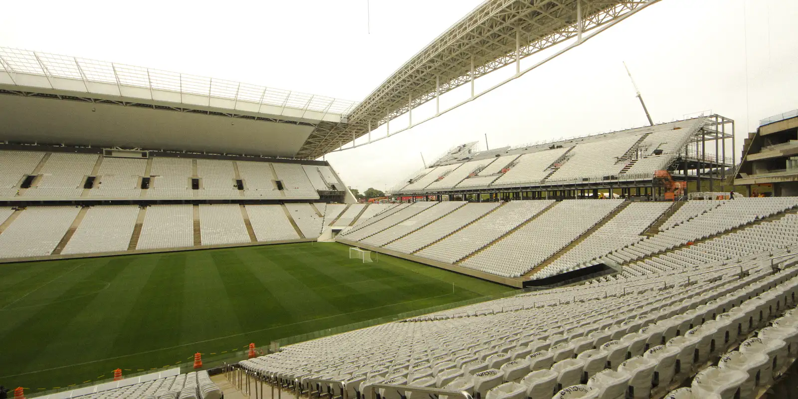 Torcedor é morto por veículo da PM no estádio do Corinthias Torcedor é morto por veículo da PM no estádio do Corinthias