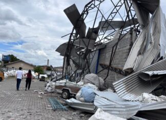 Tornado danificou 350 casas em São José dos Pinhais Tornado danificou 350 casas em São José dos Pinhais