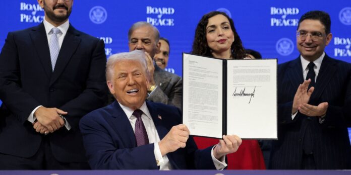 Trump lança em Davos Conselho de Paz criado por ele
