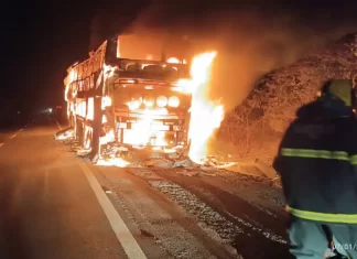 Ônibus que saiu de Irecê para São Paulo é destruído por incêndio em rodovia de Minas Gerais