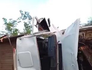 Colisão entre carro de passeio e caminhonete provocou queda de veículo em ribanceira na Ladeira do Baú.