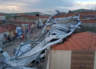 Tempestade Destrói Concessionária, Alaga Ruas E Causa Estragos No Interior Da Bahia