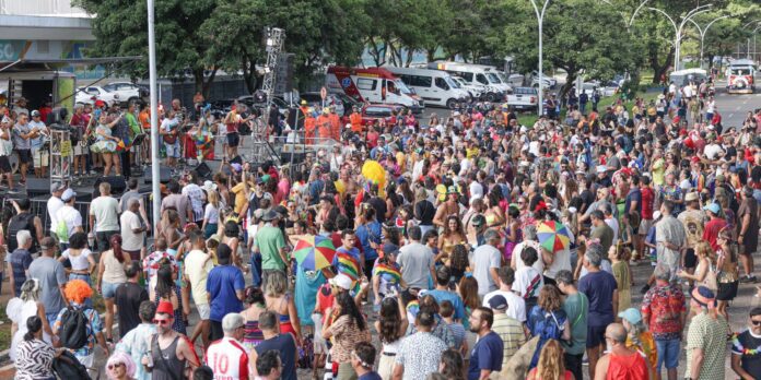 Bloco Galinho de Brasília arrasta grande público na capital federal Bloco Galinho de Brasília arrasta grande público na capital federal