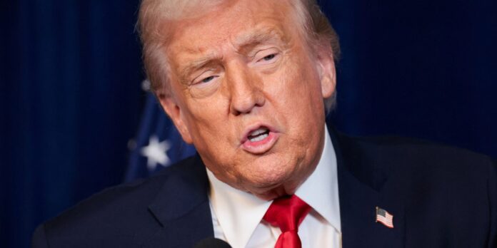 Casa Branca remove vídeo de Trump que mostra casal Obama Casa Branca remove vídeo de Trump que mostra casal Obama como macacos