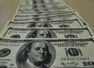 Dólar Dispara E Bolsa Cai Após Reportagem Sobre Flávio Bolsonaro E Medidas Do Governo Dólar Cai Ao Menor Nível Em 21 Meses E Se Aproxima De R$ 5,10