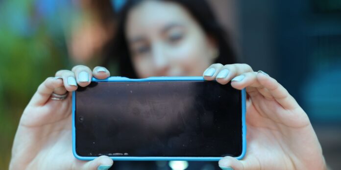 Espanha vai proibir acesso às redes sociais para menores de Espanha vai proibir acesso às redes sociais para menores de 16 anos