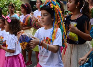 Filhos de ambulantes têm espaço de convivência no carnaval do Rio Filhos de ambulantes têm espaço de convivência no carnaval do Rio