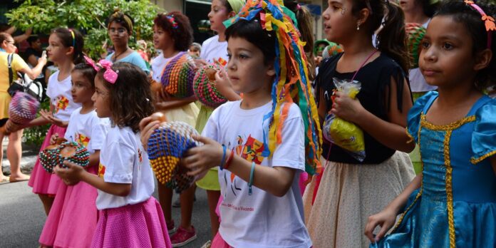 Filhos de ambulantes têm espaço de convivência no carnaval do Rio