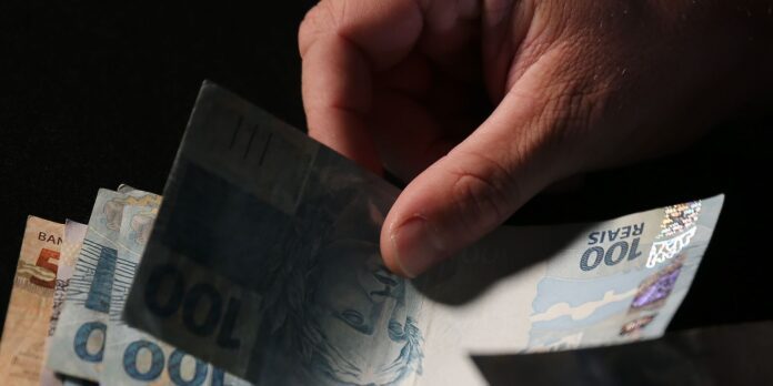 Salário mínimo começa a ser pago com reajuste nesta segunda Salário mínimo começa a ser pago com reajuste nesta segunda