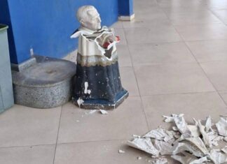 Turista Argentina é Presa Após Destruir Estátua De Padre Cícero Em Rodoviária No Ceará Turista Argentina é Presa Após Destruir Estátua De Padre Cícero Em Rodoviária No Ceará