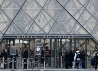 Vazamento de água atinge galeria do Louvre; Mona Lisa não foi afetada Vazamento de água atinge galeria do Louvre; Mona Lisa não foi afetada