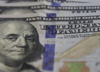 Dólar cai para R$ 5,12 e atinge menor valor em 21 meses