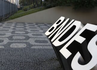BNDES anuncia R$ 10 bilhões para indústria 4.0 e bens de capital verde BNDES anuncia R$ 10 bilhões para indústria 4.0 e bens de capital verde