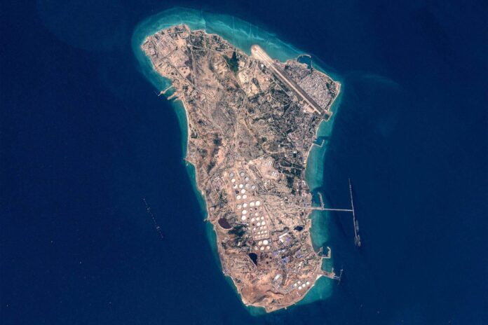 Como seria a invasão dos EUA da ilha de Kharg Imagem aérea mostra ilha com instalações industriais, tanques de armazenamento e pista de pouso, cercada por mar azul.