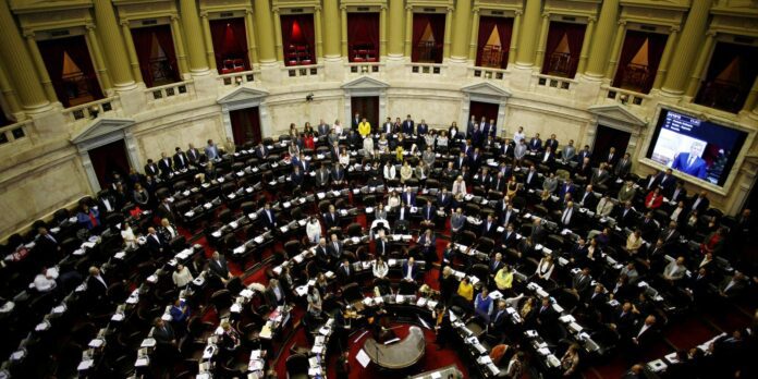 Justiça argentina barra trechos da reforma trabalhista de Milei
