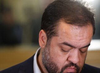 Nunes Marques pede vista e adia julgamento de Cláudio Castro no TSE Nunes Marques pede vista e adia julgamento de Cláudio Castro no TSE