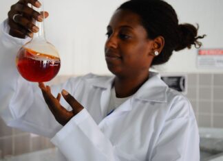 Participação de mulheres em produções científicas cresceu 29% Participação de mulheres em produções científicas cresceu 29%