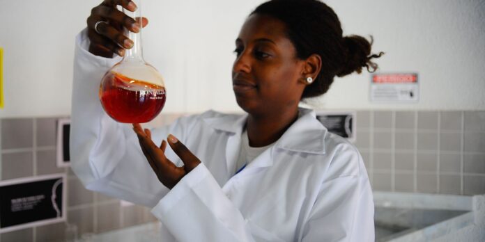 Participação de mulheres em produções científicas cresceu 29% Participação de mulheres em produções científicas cresceu 29%