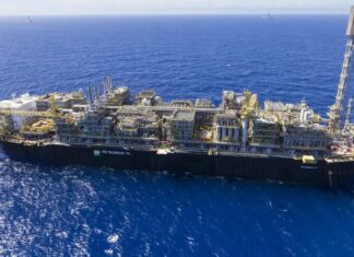 Petróleo Dispara Após Ofensiva No Irã E Tensão No Estreito De Ormuz Petróleo Dispara Após Ofensiva No Irã E Tensão No Estreito De Ormuz