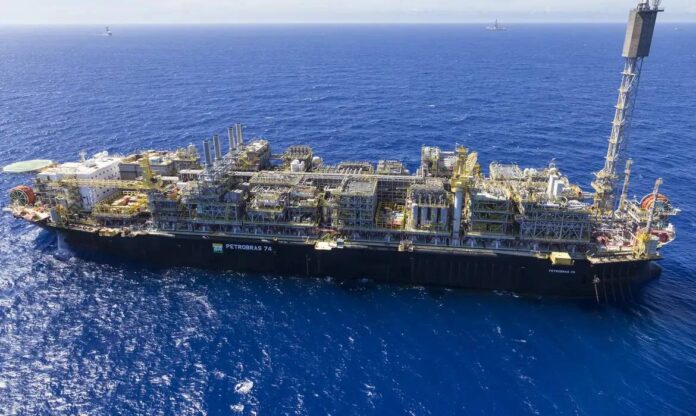 Petróleo Dispara Após Ofensiva No Irã E Tensão No Estreito De Ormuz