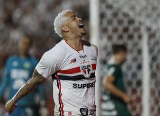 São Paulo vence Chapecoense e assume liderança isolada do Brasileiro São Paulo vence Chapecoense e assume liderança isolada do Brasileiro