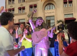 Estátua De Moraes Moreira é Inaugurada Na Praça Castro Alves
