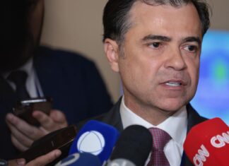 Diretor da Aneel critica Enel por tentar suspender processo