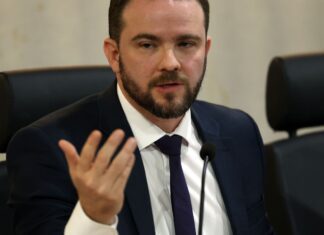 Governo eleva imposto do cigarro para bancar querosene e biodiesel