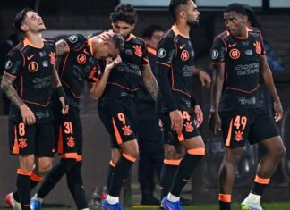 Corinthians derrota Platense na Libertadores na estreia de Diniz Corinthians derrota Platense na Libertadores na estreia de Diniz