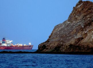 Iranianos ameaçam bloquear comércio marítimo após cerco naval dos EUA Iranianos ameaçam bloquear comércio marítimo após cerco naval dos EUA
