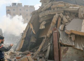 Israel mantém bombardeios no Líbano após cessar-fogo Israel mantém bombardeios no Líbano após cessar-fogo