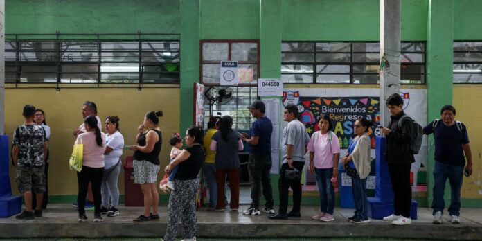 Peru: ultraconservador e esquerda disputam voto a voto para 2º turno
