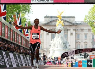 Queniano se torna primeiro atleta a correr maratona abaixo de 2 horas Queniano se torna primeiro atleta a correr maratona abaixo de 2 horas