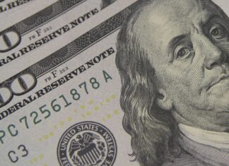 Dólar cai para R$ 5,01, e bolsa renova recorde com ajuda do exterior