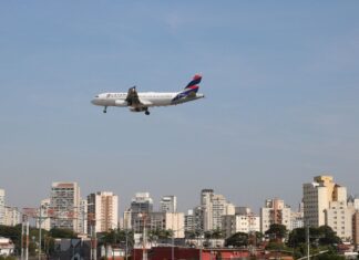 Cade investiga possível alinhamento de preços entre Latam e Gol