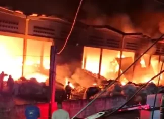 Incêndio De Grandes Proporções Atinge Galpão De Reciclagem