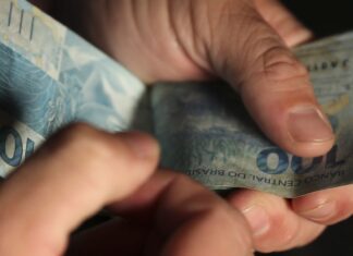 Salário médio do trabalhador amplia recorde e chega a R$ 3.722