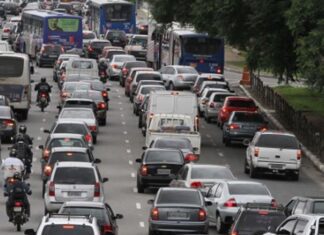 Gasolina e alimentos pressionam, e prévia da inflação sobe para 0,89%